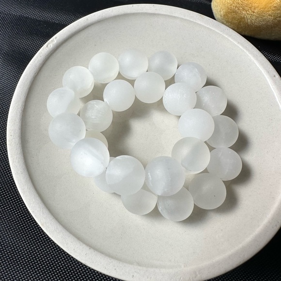 100% Natural selenite 10mm bead bracelet - Picture 1 of 3